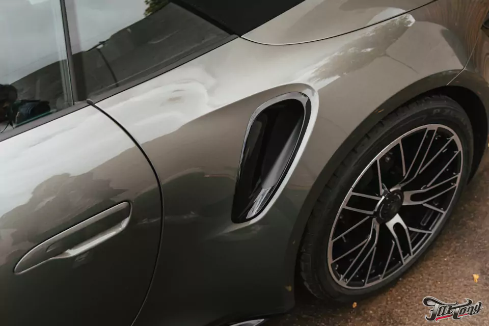 Забронировали Porsche 911 (992) Turbo S Cabriolet прозрачным глянцевым полиуретаном, защитили глянец в салоне, обработали кожу керамикой и обработали мягкую крышу